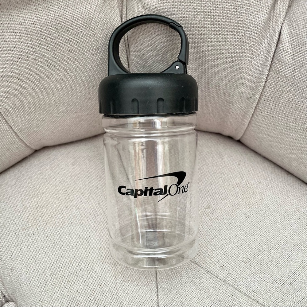 🩵 Capital One water bottle hook clip travel